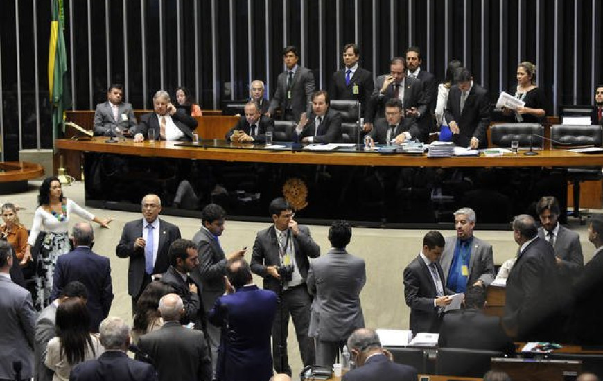 Foram 263 votos favoráveis e 106 contrários