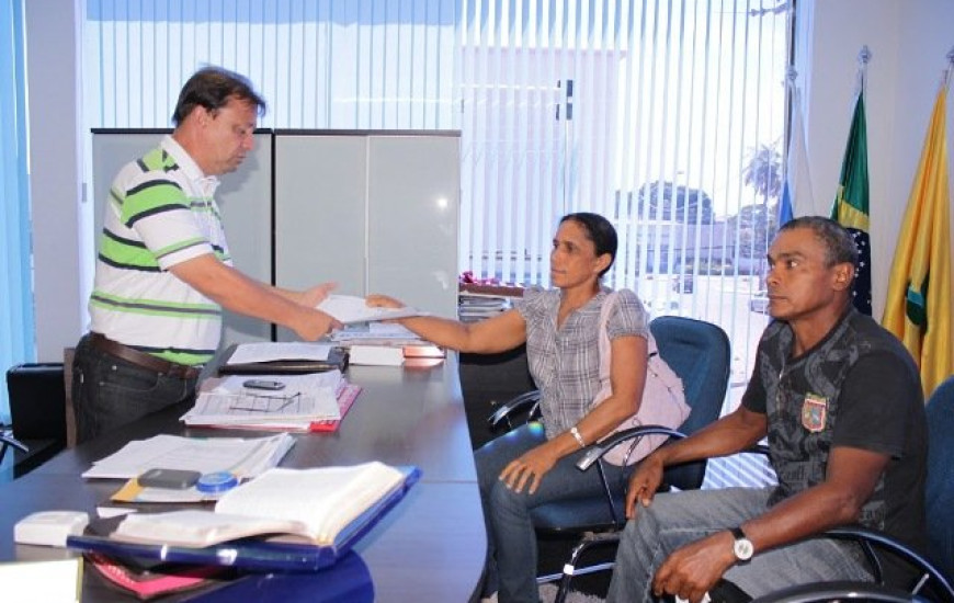 Otoniel com líderes do assentamento