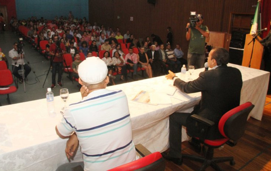 Ataídes durante debate em faculdade de Araguaína