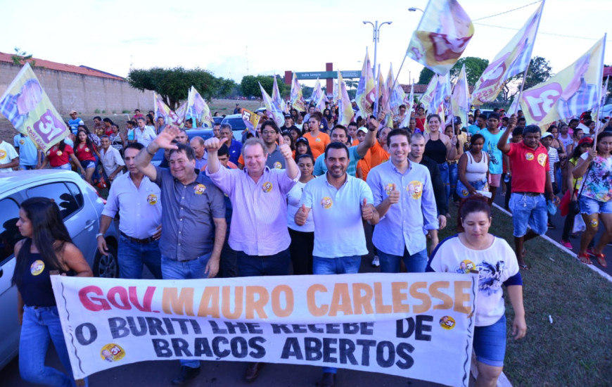 Carlesse em uma caminhada na cidade de Buriti, com seus apoiadores políticos