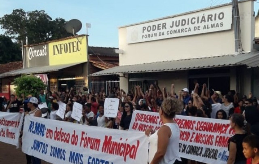 Manifestação na porta do Fórum de Almas