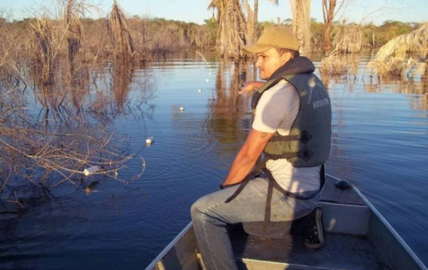 Fiscais deslocam percorrendo as mediações do rio