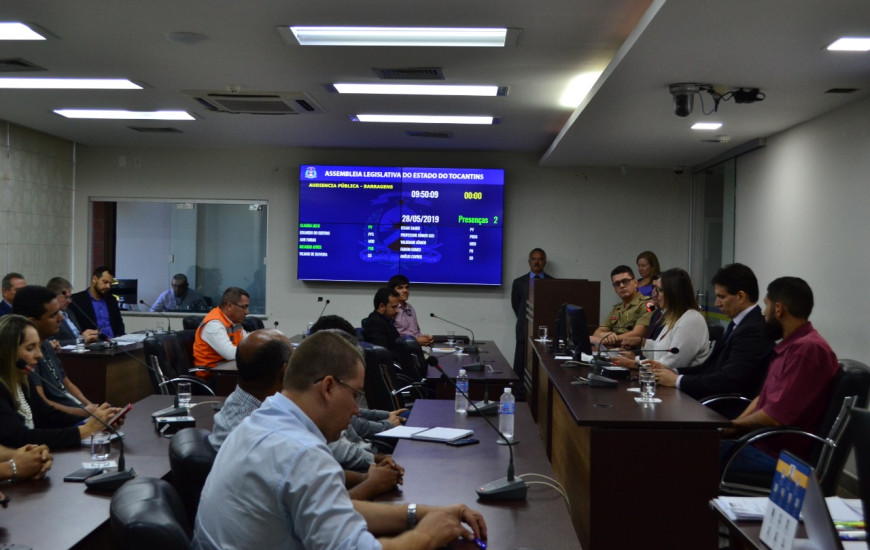 Órgãos, instituições e profissionais técnicos durante audiência 