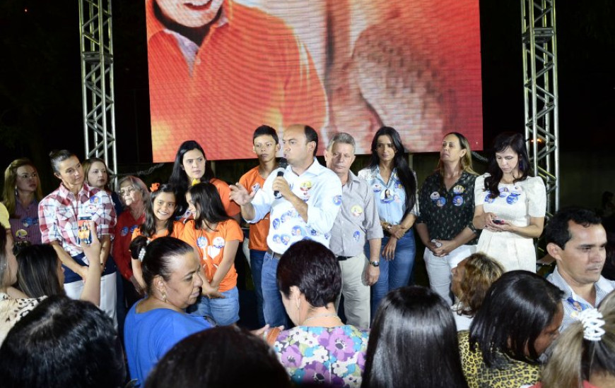 Sandoval compare ao lançamento