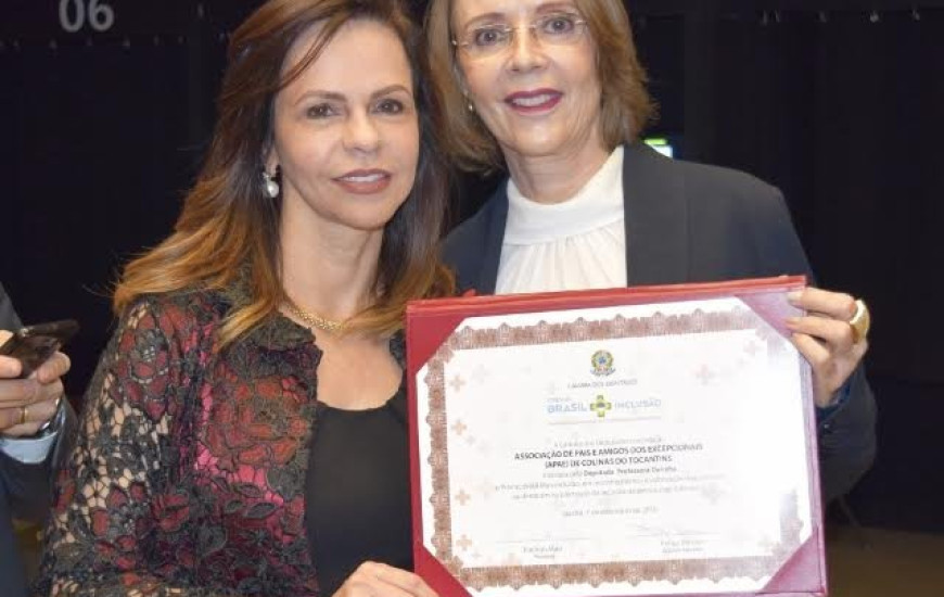 Dorinha e a diretora da Apae Joana Margarida