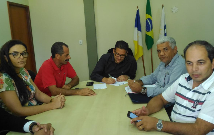 Membros da Fesserto e sindicatos em reunião com secretários