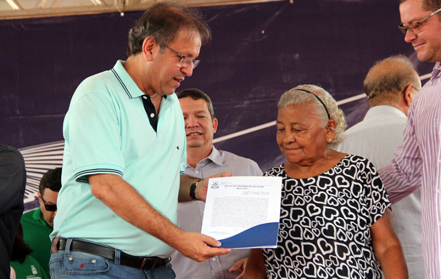 Moradores recebem títulos de imóveis em Palmas