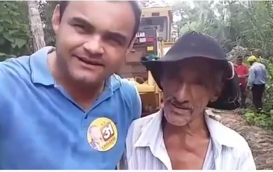 Prefeito aparece em vídeos nas redes