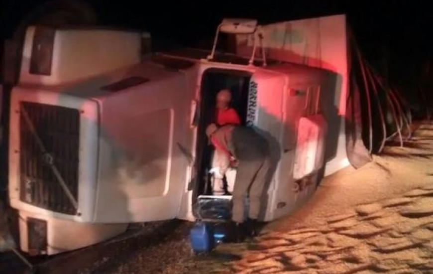 Bombeiros trabalham para evitar incêndio