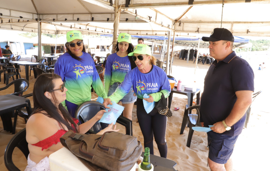 Equipe na praia do Funil