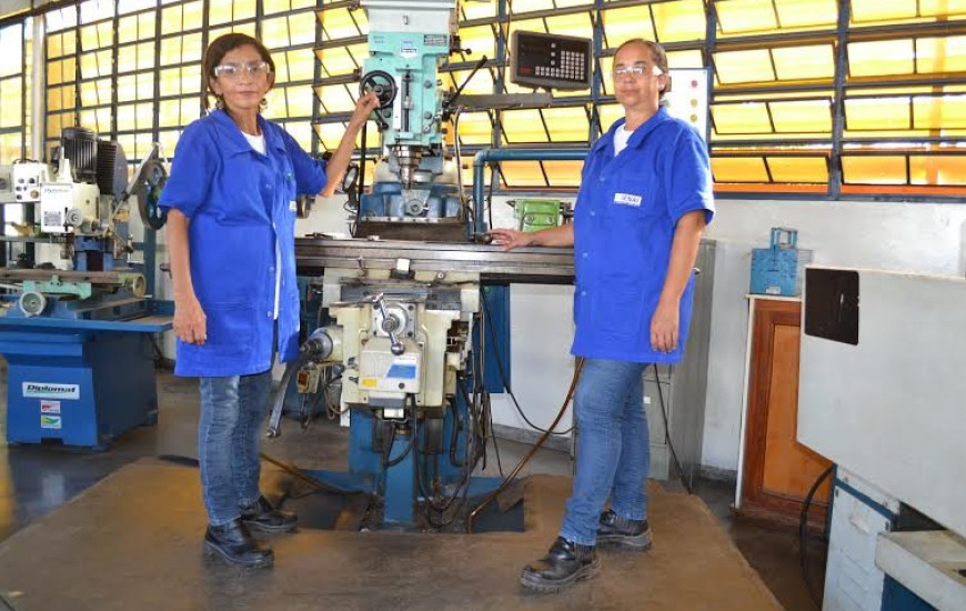 Alunas fazem curso na área de mecânica