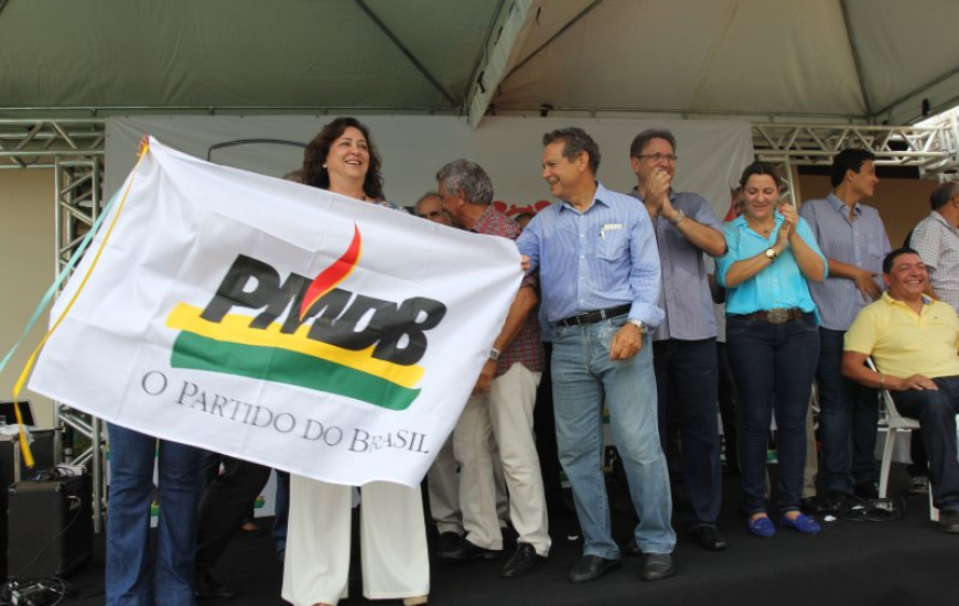Kátia com bandeira do PMDB