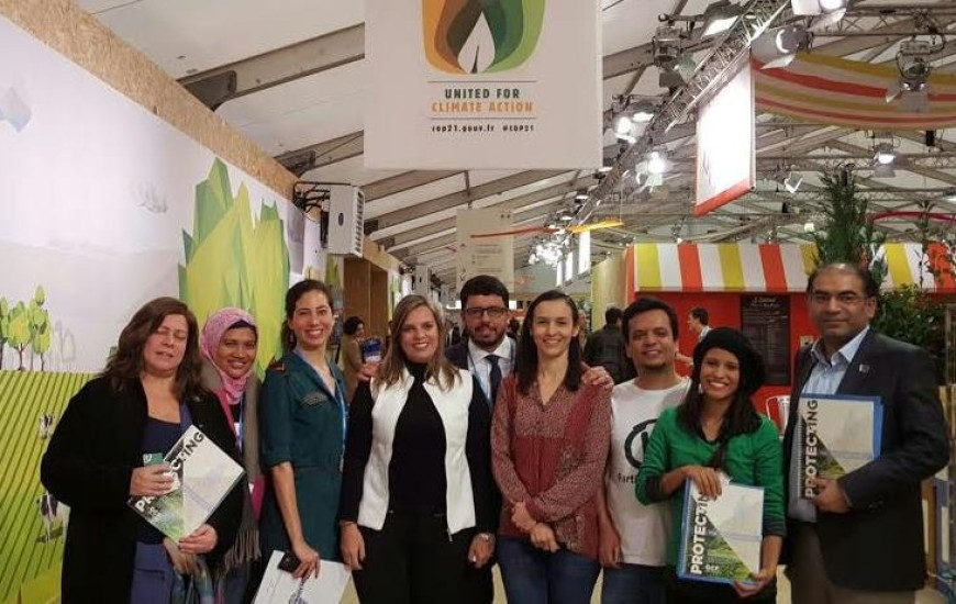 Claudia Lelis em Paris