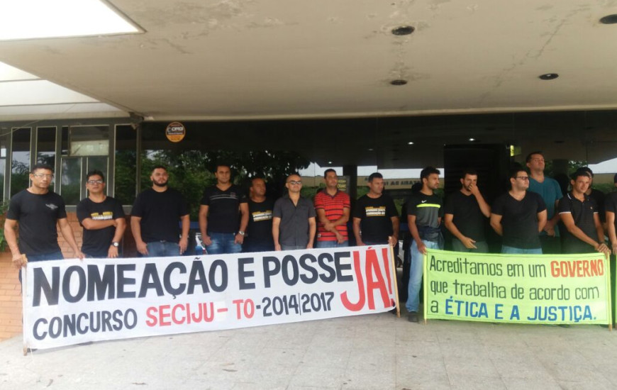 Aprovados no concurso protestaram nesta sexta na sede da Seciju