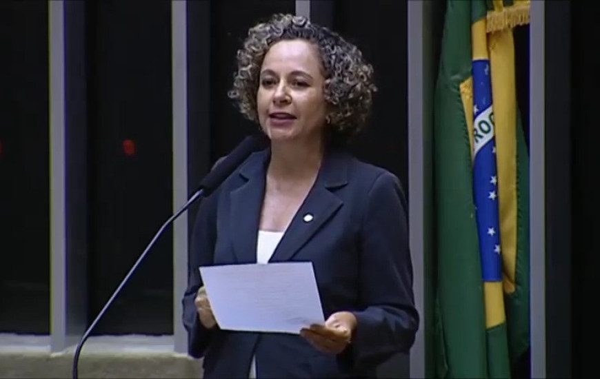 Deputada se emociona em discurso de despedida do partido