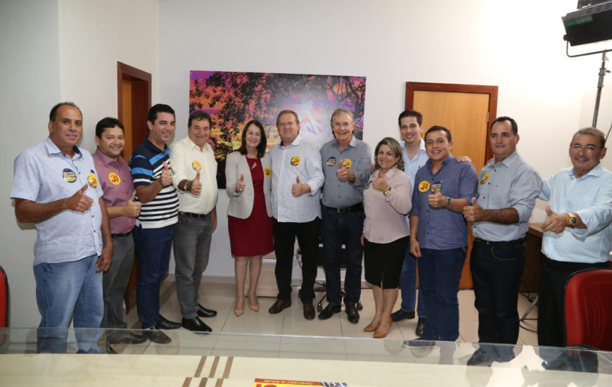 Candidato à reeleição se reúne com novos apoiadores