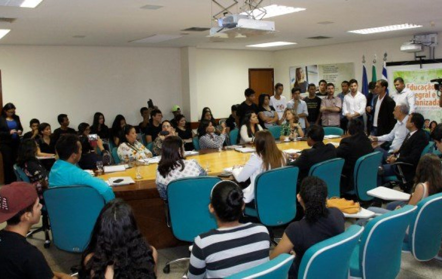 Secretário se reúne com estudantes na Seduc
