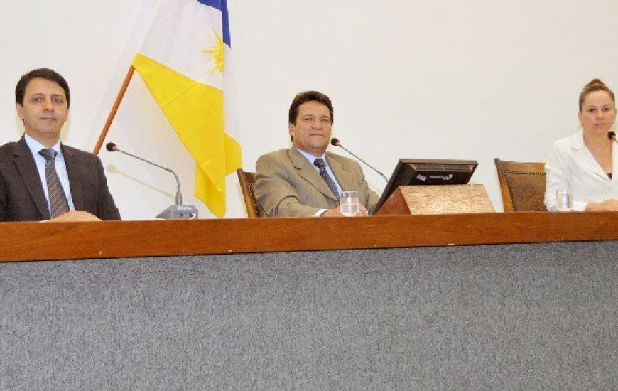 Ao centro da foto, o deputado Osires Damaso