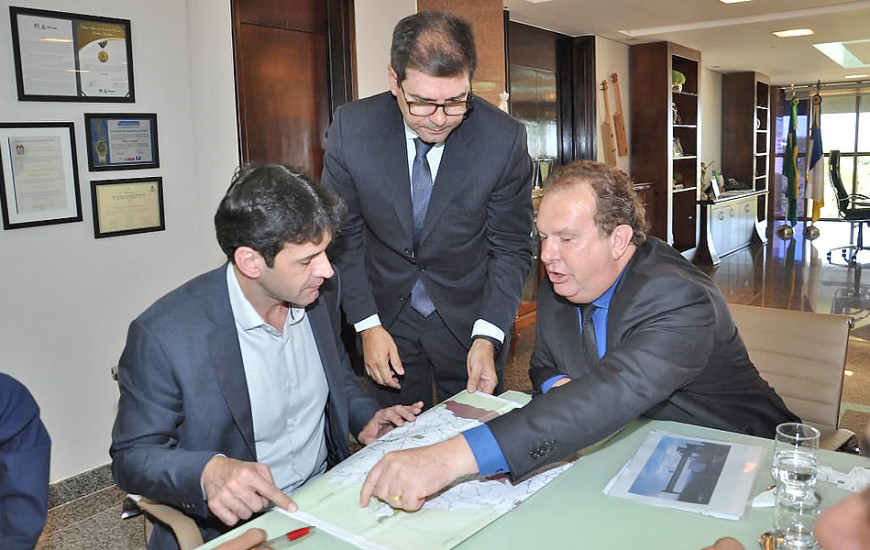 Carlesse e Marcelo discutem parcerias.