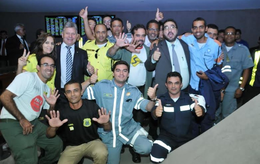 Deputado comemora com agentes de trânsito