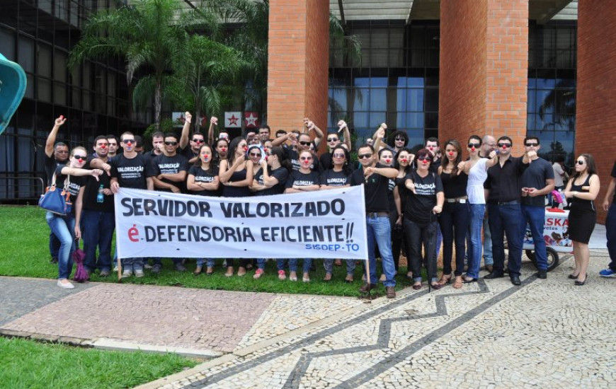Servidores de preto e com nariz de palhaço na AL
