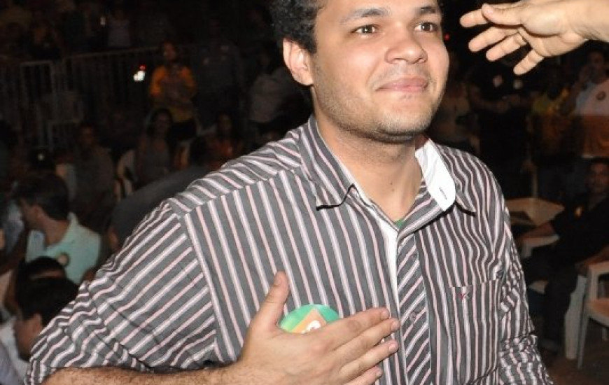 Stephson Kim no palanque de Lelis