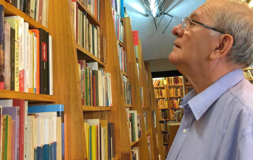 Athos Silva em sua biblioteca 