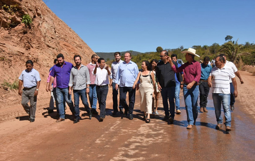 Governador e comitiva durante fiscalização.