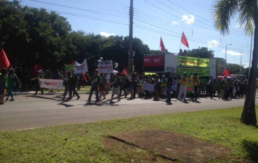 Professores em manifestação na Av. JK