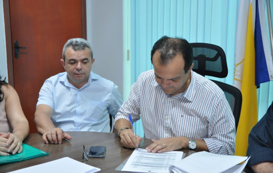 Joaquim Maia assina edital