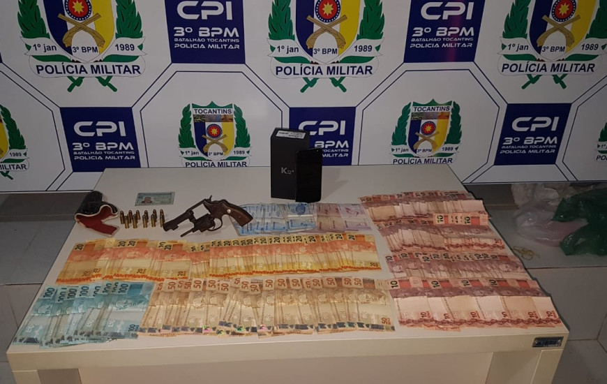 Dinheiro apreendido em posse dos autores