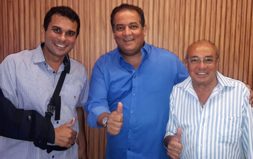 Gomes com o prefeito de Paranã, Fabrício, à esquerda e Dr. Zé Viana, à direita