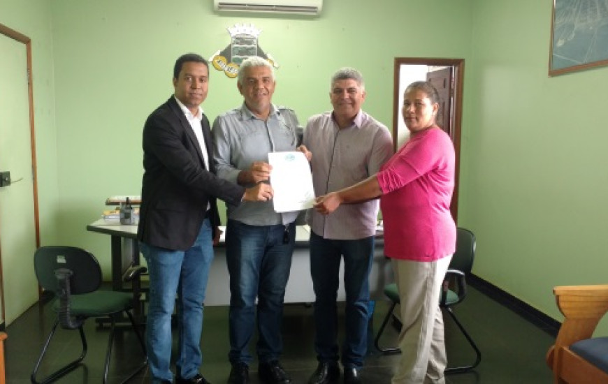 Sandro Adrian (E), Carlão, prefeito Cláudio Santana e Maria da Conceição