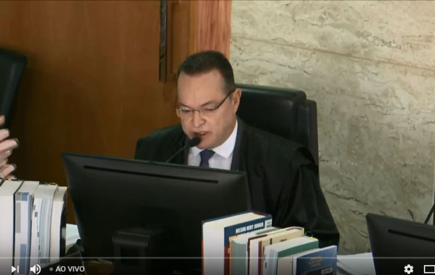 Juiz retorna para concluir voto, após desentendimento com presidente do TRE