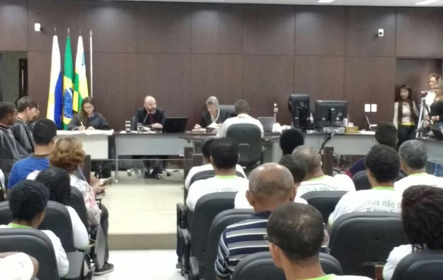 Réu se absteve de participar do julgamento