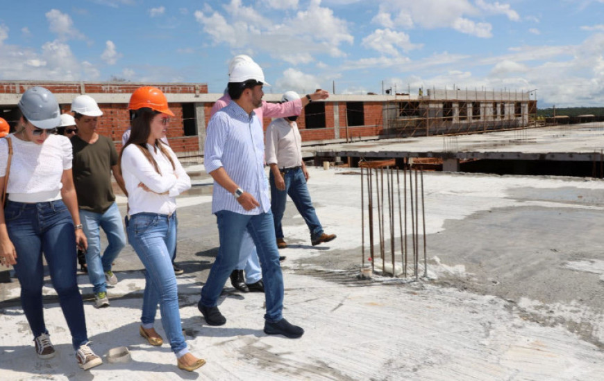 Barbosa visita obras do Hospital Regional de Araguaína no setor Jardim dos Ipês