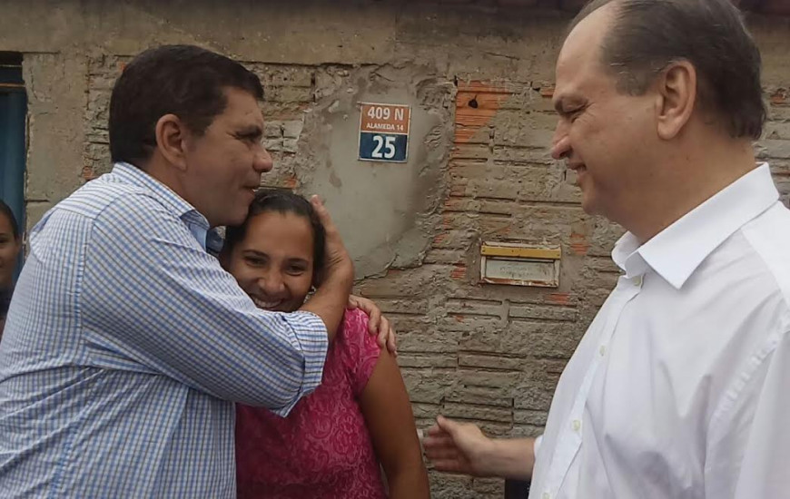 Gestores cumprimentam moradora da 409 Norte