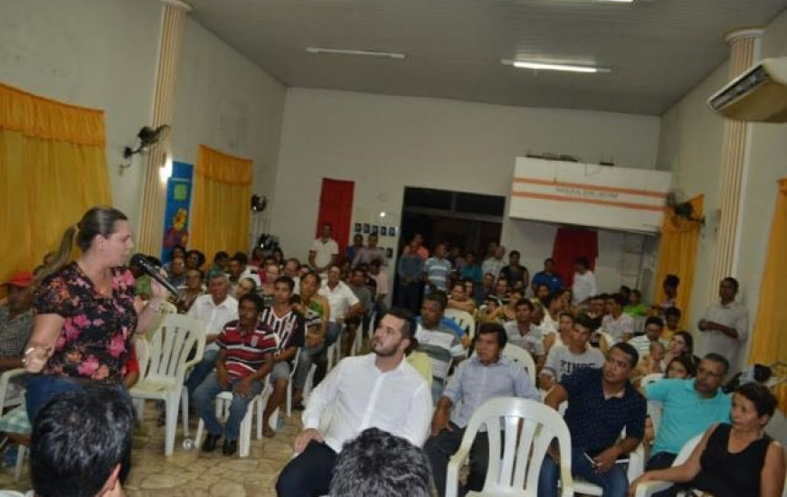 Claudia ouve demandas da população em Palmas