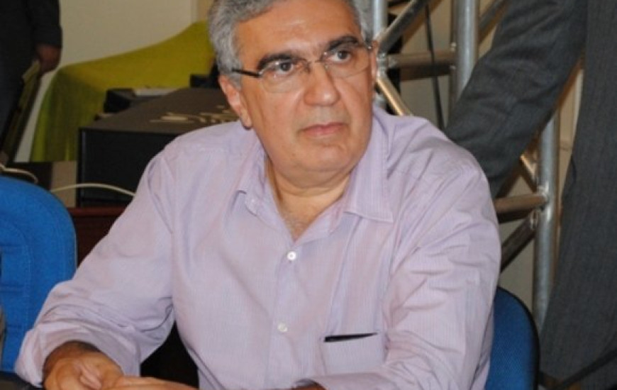 Laurez: "imbecilidade"