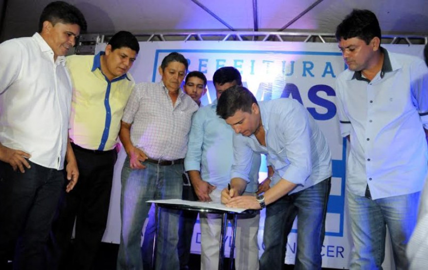 Marcílio Ávila assina ordem de serviço