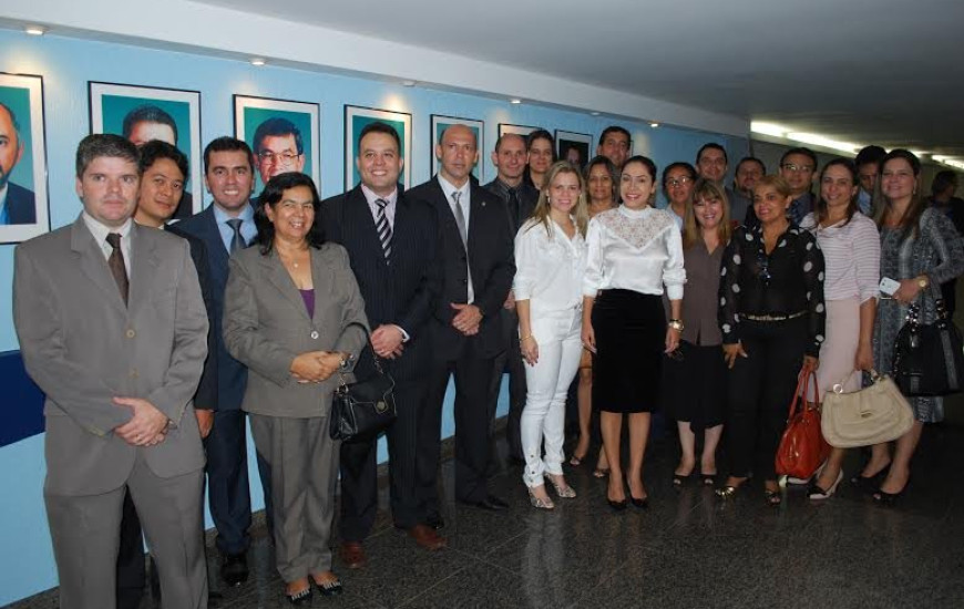 Luana Ribeiro com os delegados na AL