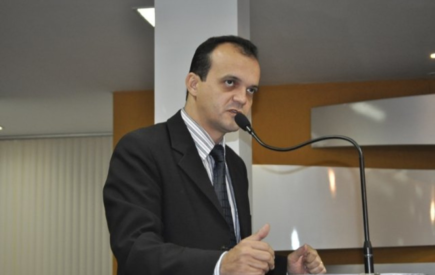Maia diz que prefeito "quer rasgar a lei orgânica"