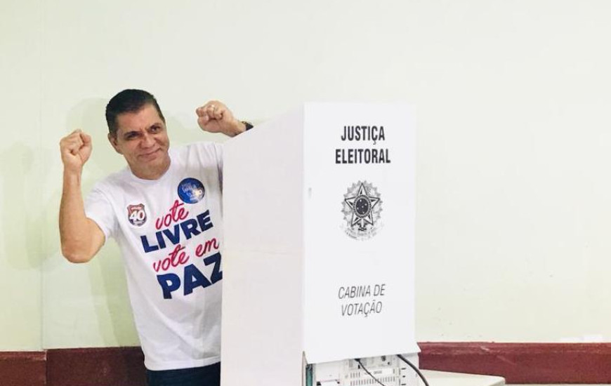 Candidato votou assim que os portões do local de votação abriram