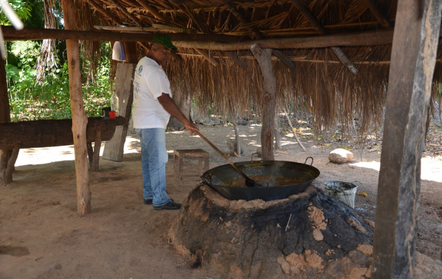 Manoel Francisco de Sousa revela o modo tradicional de fazer uma boa rapadura.