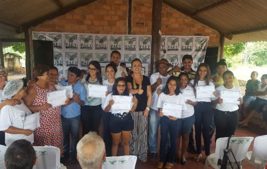 Presidente da Faet entrega certificados