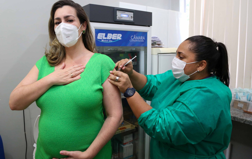 Prefeita tomou a primeira dose da vacina contra a Covid-19 nesta quarta, 18.