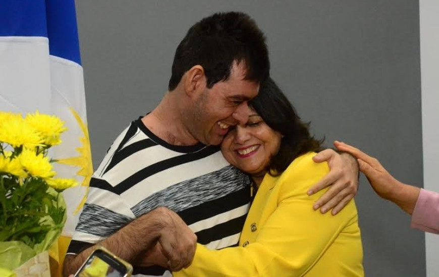 Deputada recebe abraço de integrante da Apae