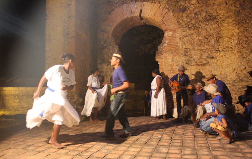 Grupo Mãe Ana, de Natividade, dança a suça nas ruínas da Igreja dos Pretos