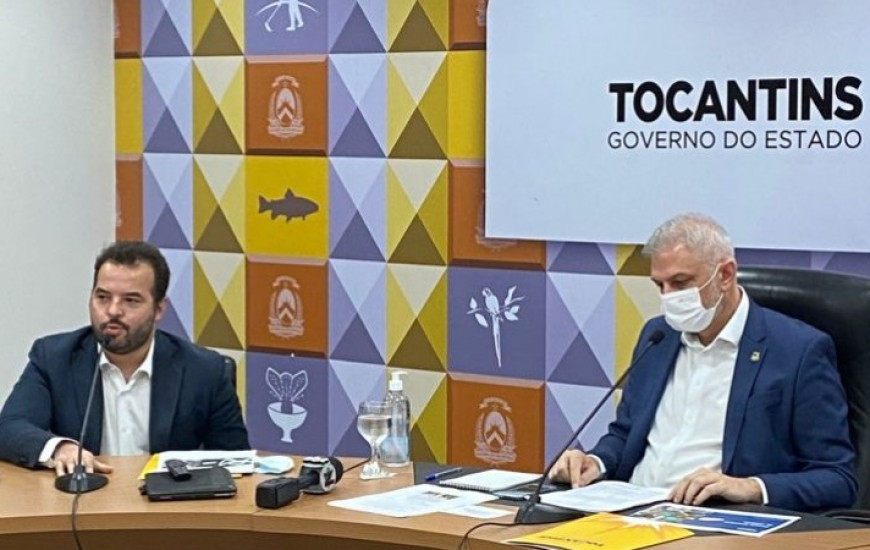 Representante do BNDES, Pedro, e secretário Claudinei em coletiva no dia 2.