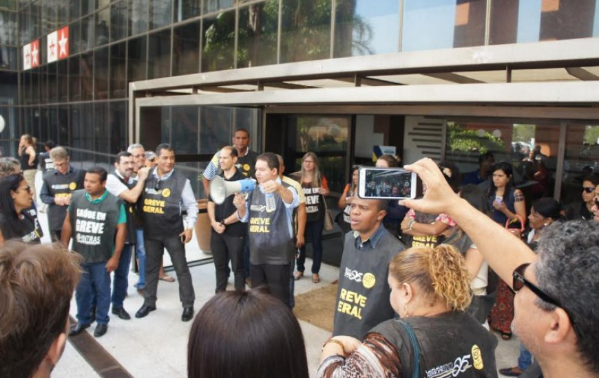 Servidores intensificam protestos
